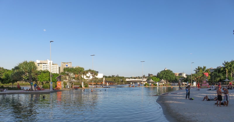 Sauberer und ruhiger Strand inmitten der Stadt