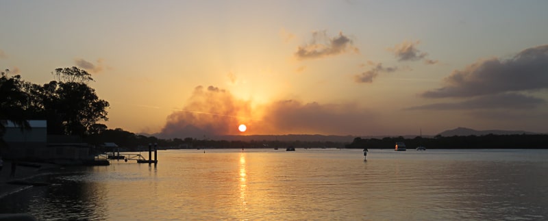 Sonnenuntergang mit Rauch von einem Buschfeuer