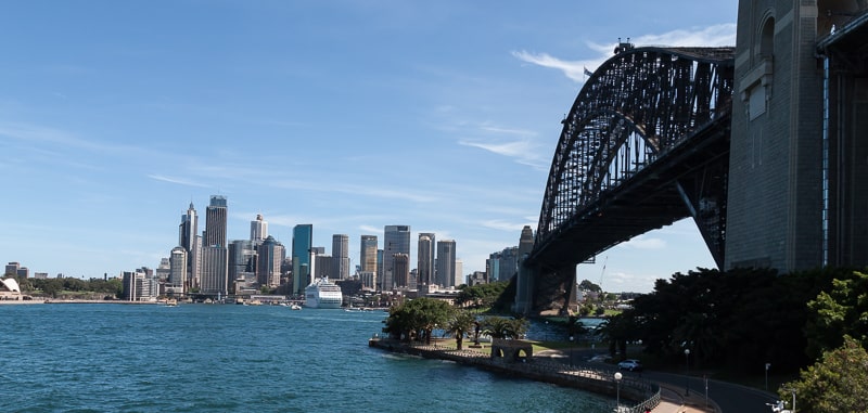 Harbour Bridge mit der Skyline von Sydney