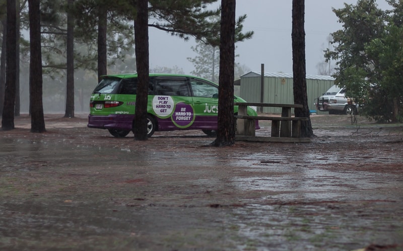 Starker Regenguss am Campingplatz