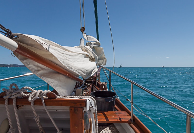 Segel setzen auf dem Weg zu den Whitsundays