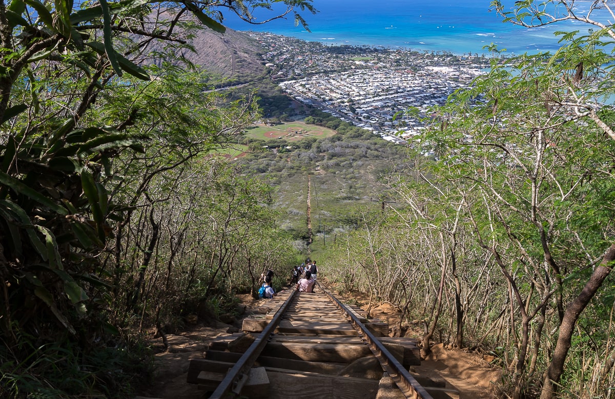 Koko Crater Railway Trail Aussicht zurück auf die Bahnschienen