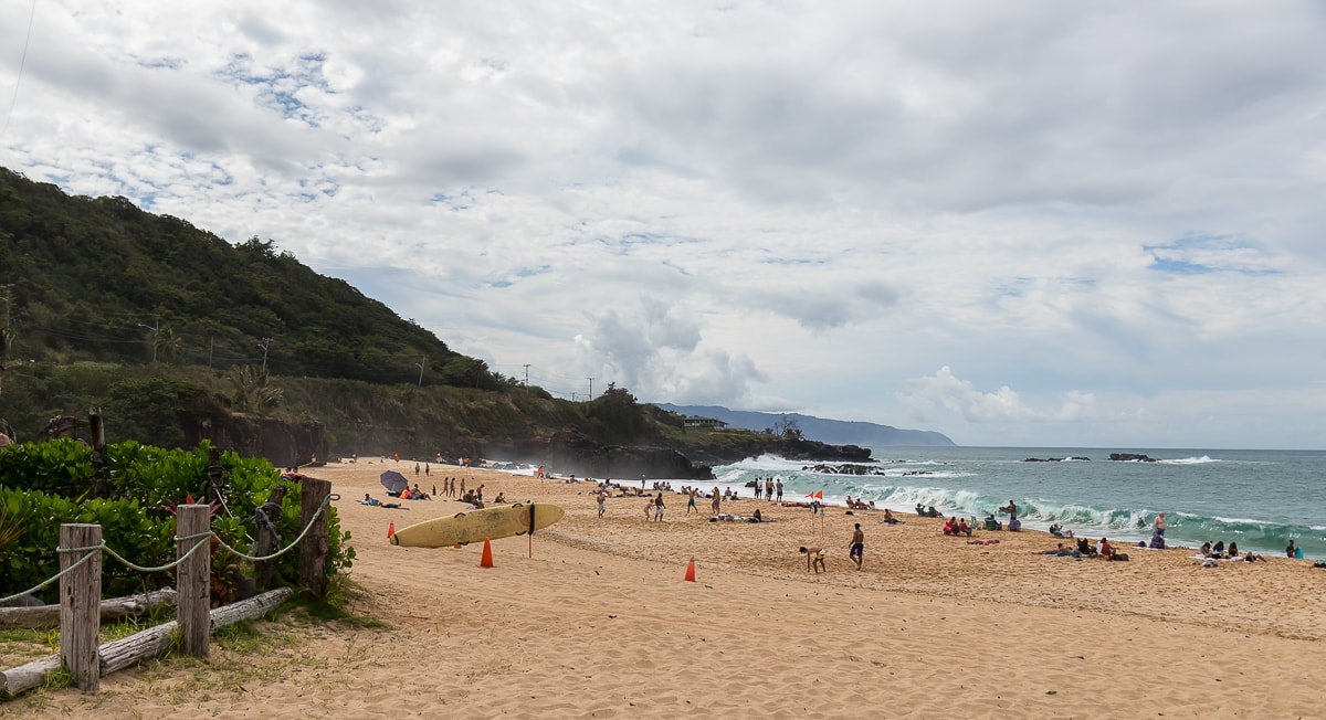 Waimea Bay Beach Park an einem bedeckten Tag