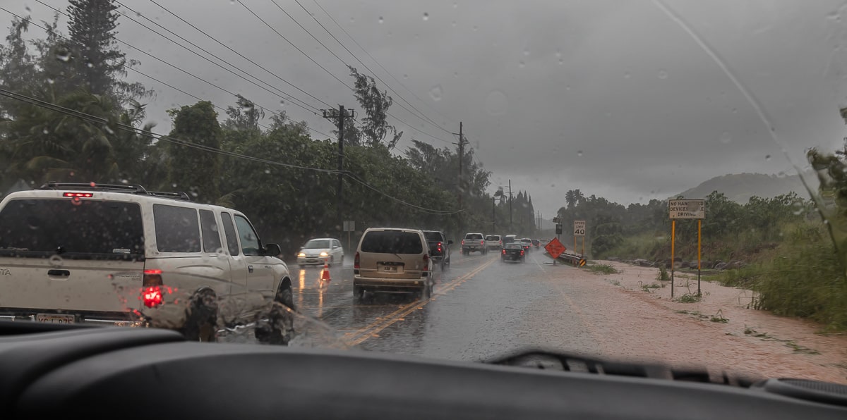 Highway auf Hawaii nach einem Starkregen im Osten von Kauai