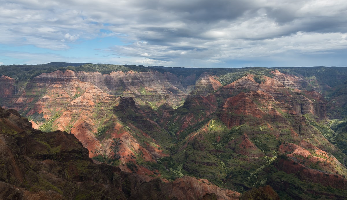 Tiefe Schluchten im Waimea Canyon auf Hawaii