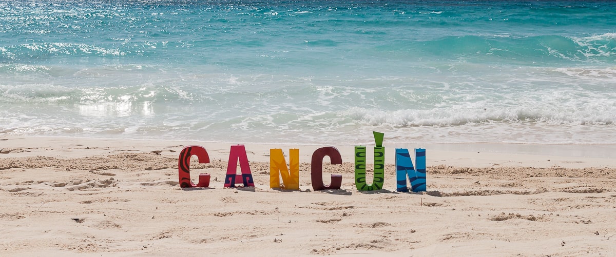 Farbiger Cancún Schriftzug am Sandstrand