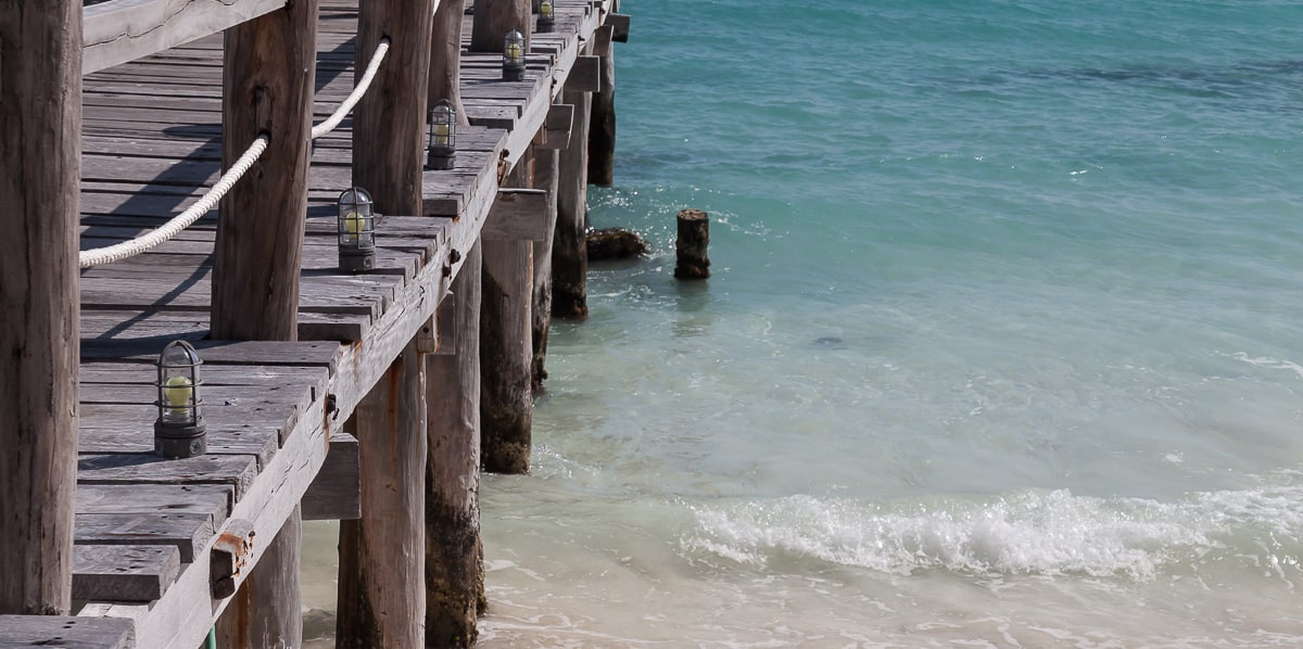 Pier umschlungen vom karibischen Meer