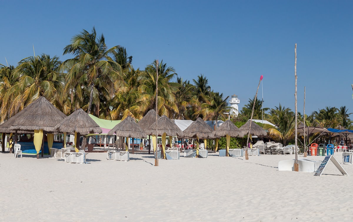 Mit Palmen gesäumter Sandstrand auf Isla Mujeres