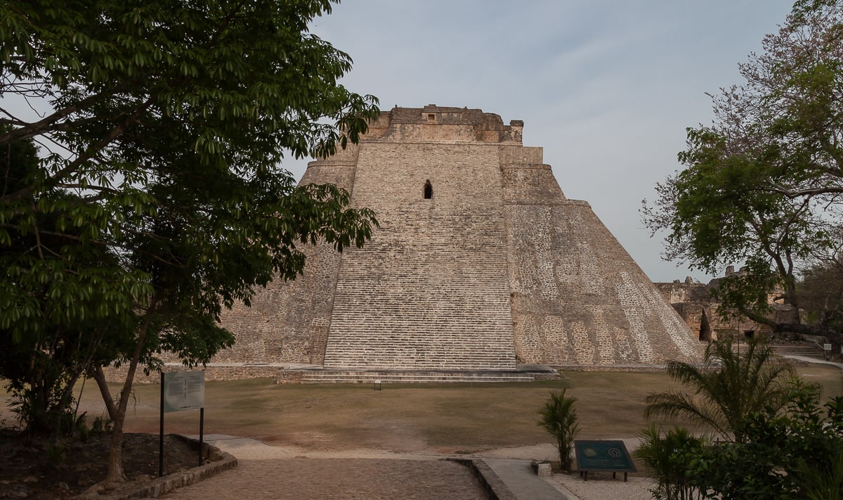 Die Pyramide des Zauberers vom Eingang Uxmals aus gesehen