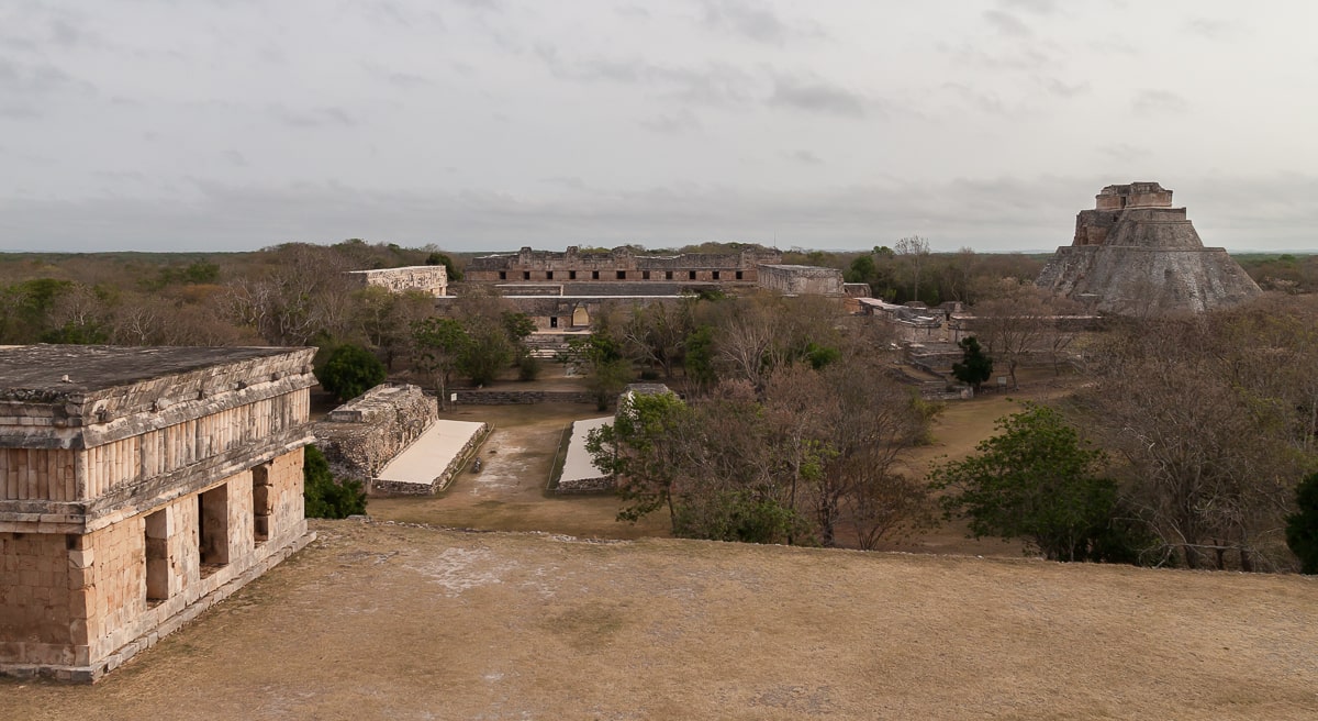 Ausblick über die Maya Ruinen in Uxmal mit dem Ballspielplatz, dem Nonnenkloster und der Pyramide