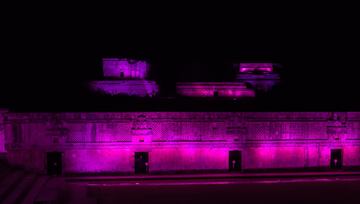 Bunt beleuchtete Maya Ruinen in Uxmal