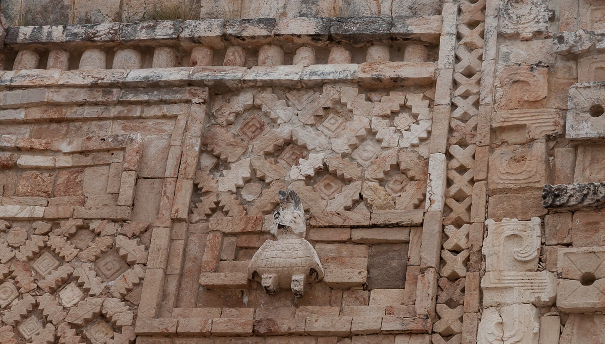 Steinmosaik in Uxmal mit einer Figur