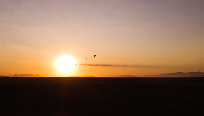 Heißluftballons steigen den Wolken entgegen