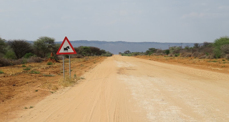 Typische Sandpiste in Namibia
