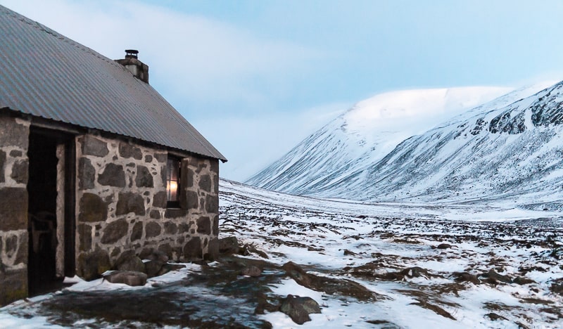 Corrour Schutzhütte mit Ben Macdhui im Hintergrund