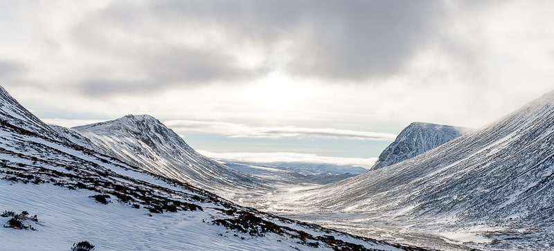 Die Berge Cairn Toul und Ben Macdhui im Winter