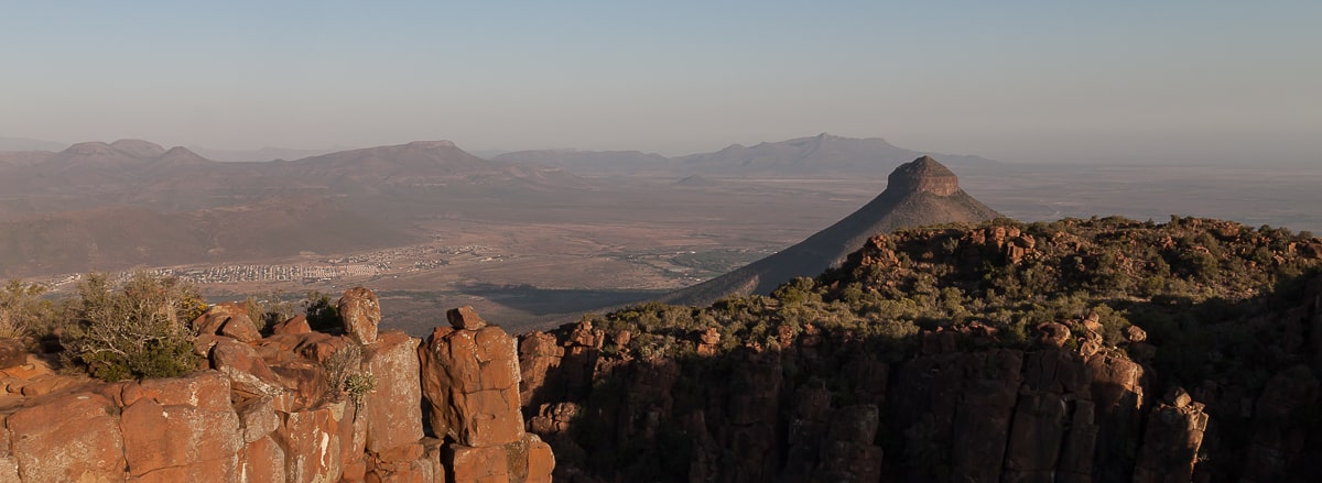 Graaf Reinet und Spandaukop vom Valley of Desolation aus gesehen