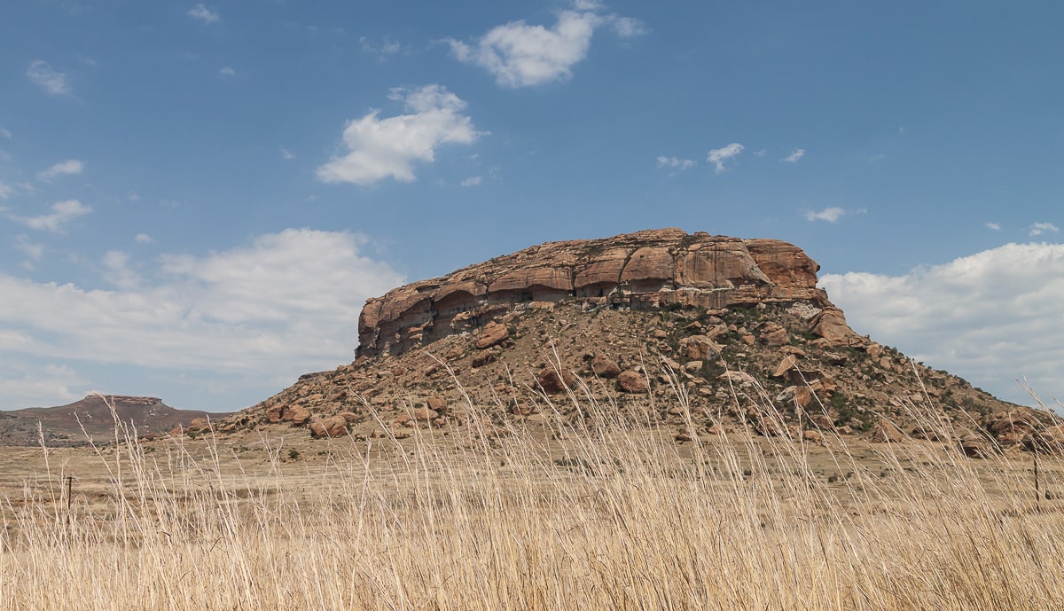 Felsen mit vertrocknetem Gras im Golden Gate NP