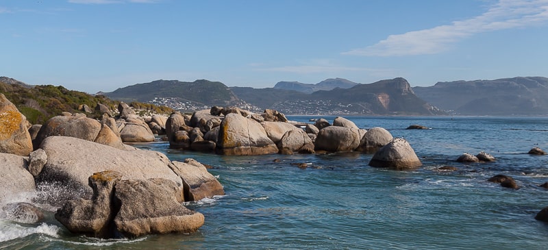 Runde Felsen im Wasser vor dem Boulders Beach