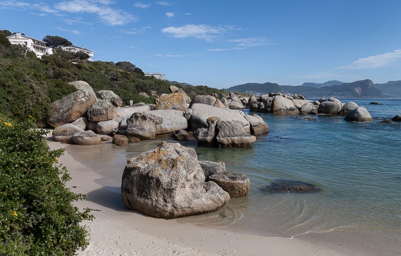 Boulders Beach mit den rundgeschliffenen Felsen
