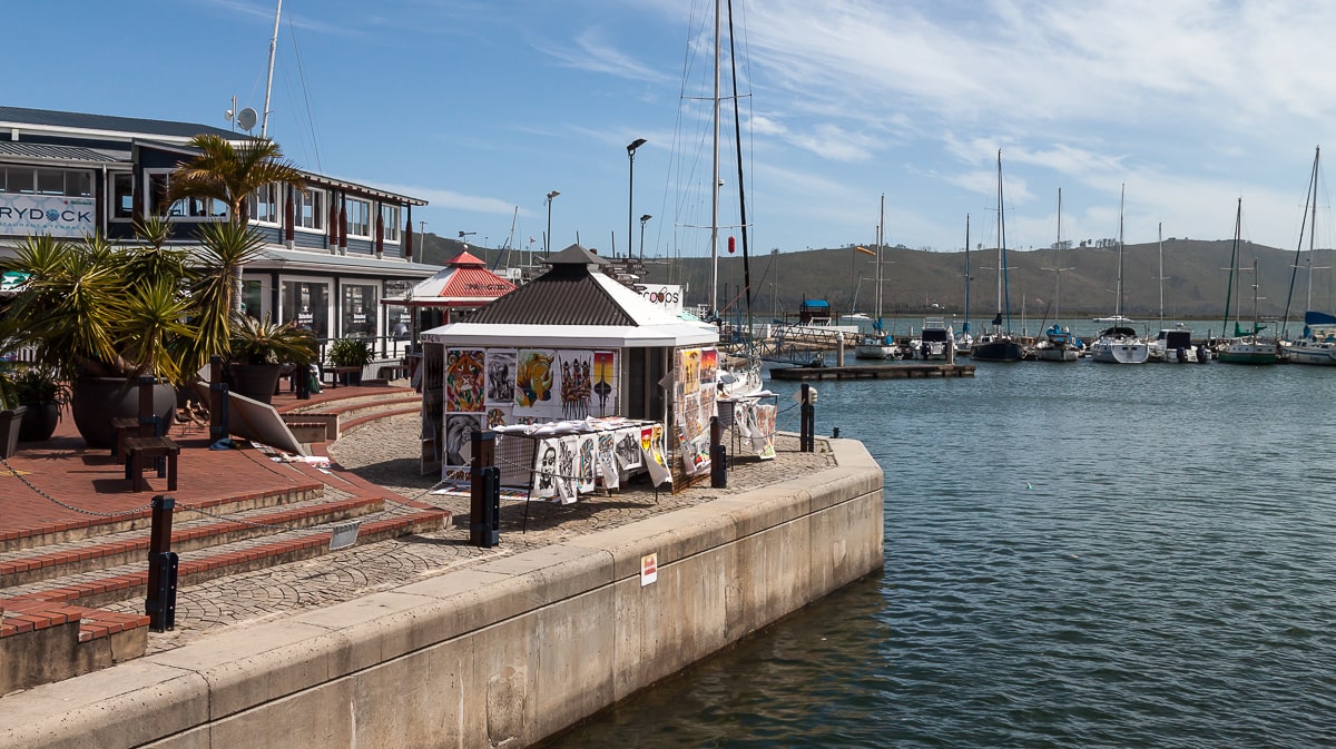 Verkaufsstand mit dahinter liegender Marina