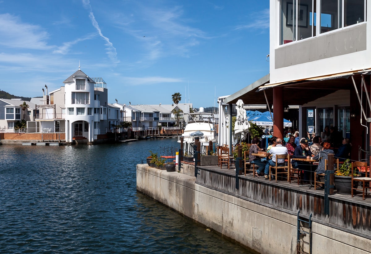 Pizzeria mit angenehmer Terrasse am Wasser