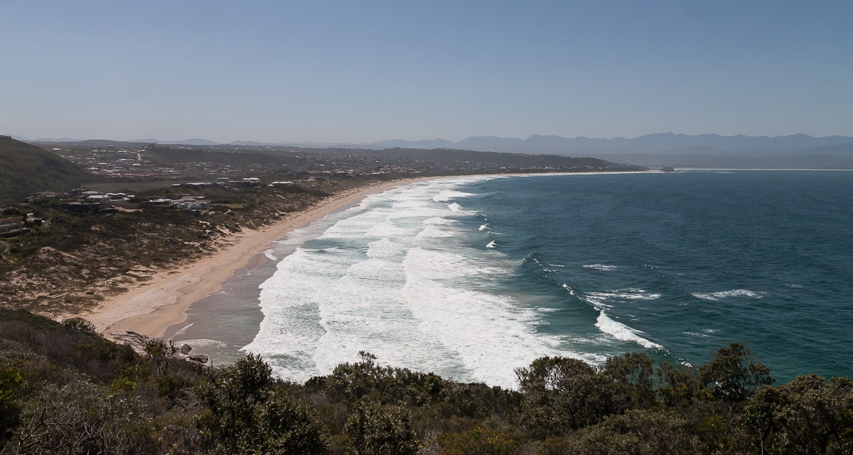 Blick auf den langgezogenen Sandstrand von Plettenberg Bay