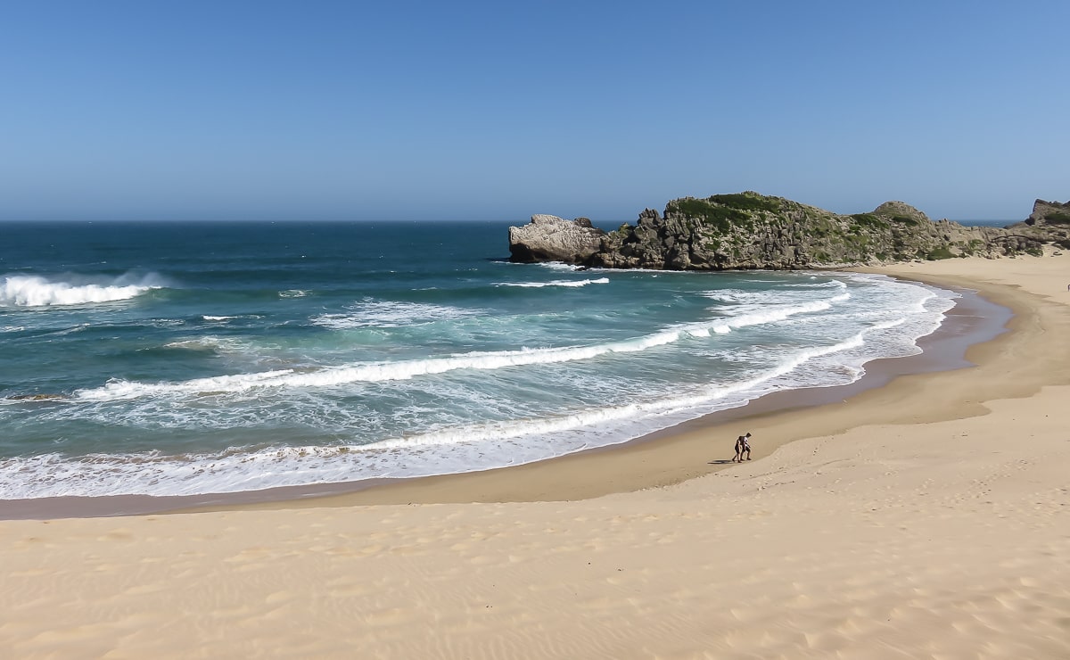 Fantastischer Sandstrand an einer kleinen Bucht vor The Island