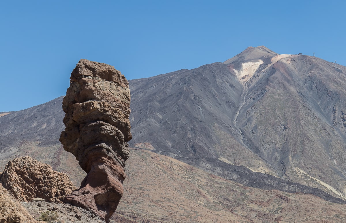 Der Felsen Roque Cinchado vor dem Vulkan Pico del Teide