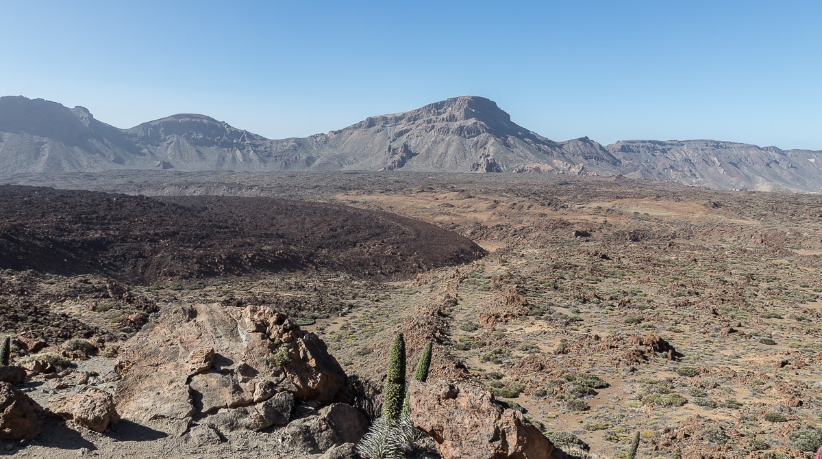 Erkalteter schwarzer Lavastrom im Teide Nationalpark