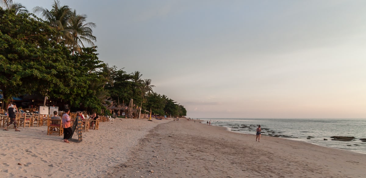 Abendlicher Klong Khong Beach mit wenigen Touristen