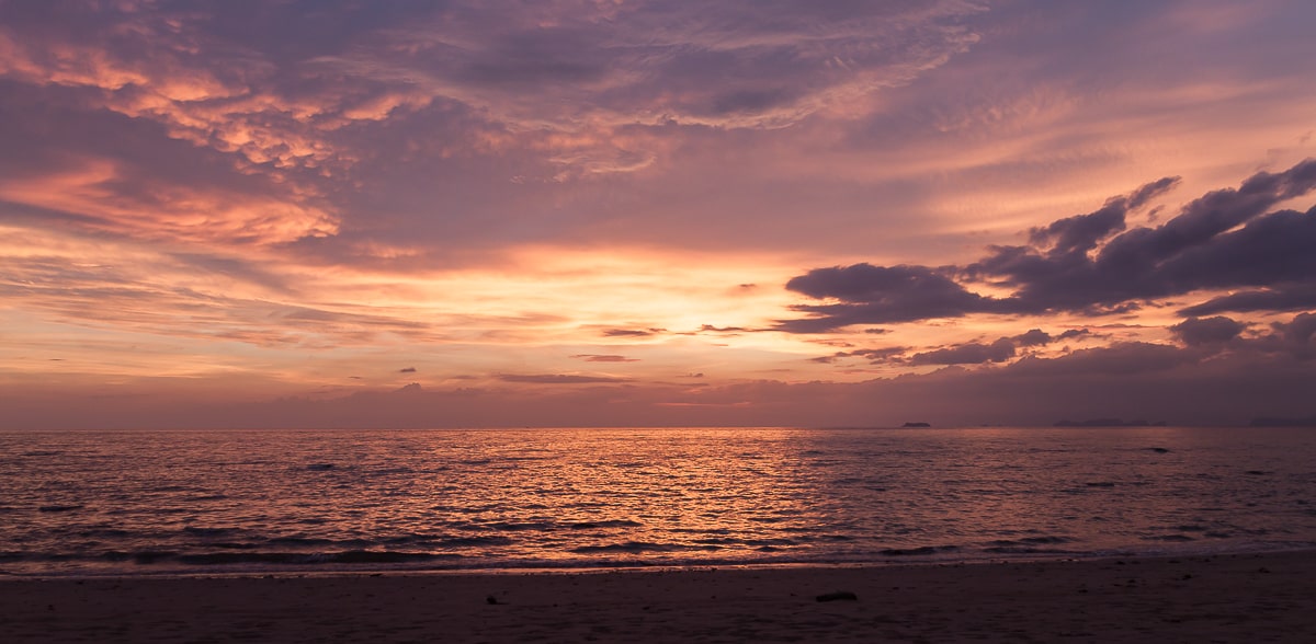Sonne geht unter am Klong Khong Beach