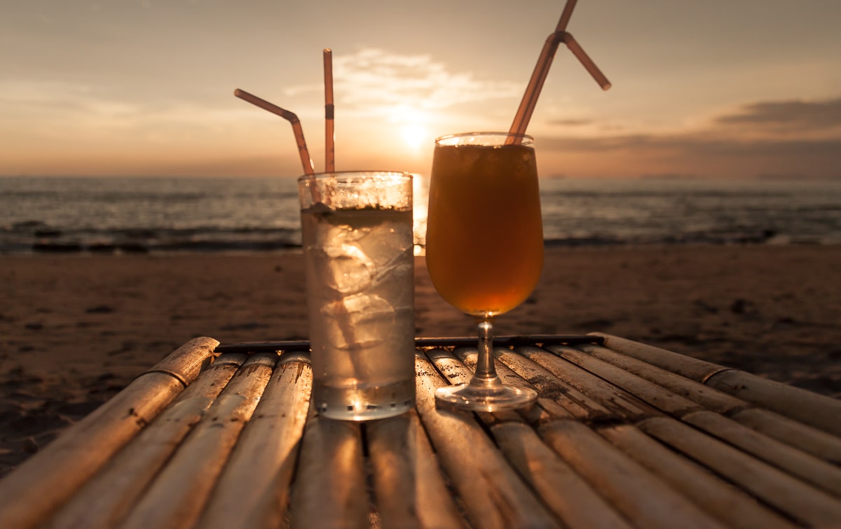 Cocktails am Abend zum Sonnenuntergang
