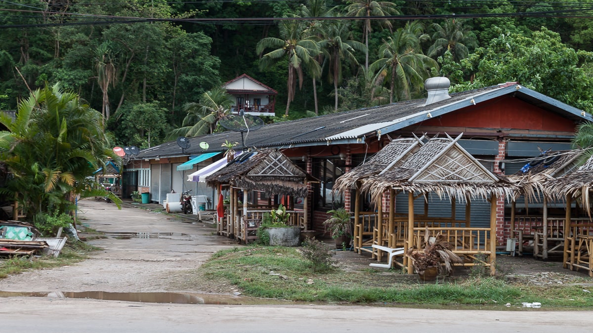 Verbindungsstraße auf Ko Lanta nach einem Schauer