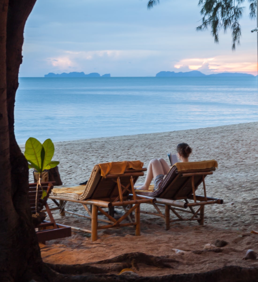 Strandliegen am Abend mit Ausblick auf Meer