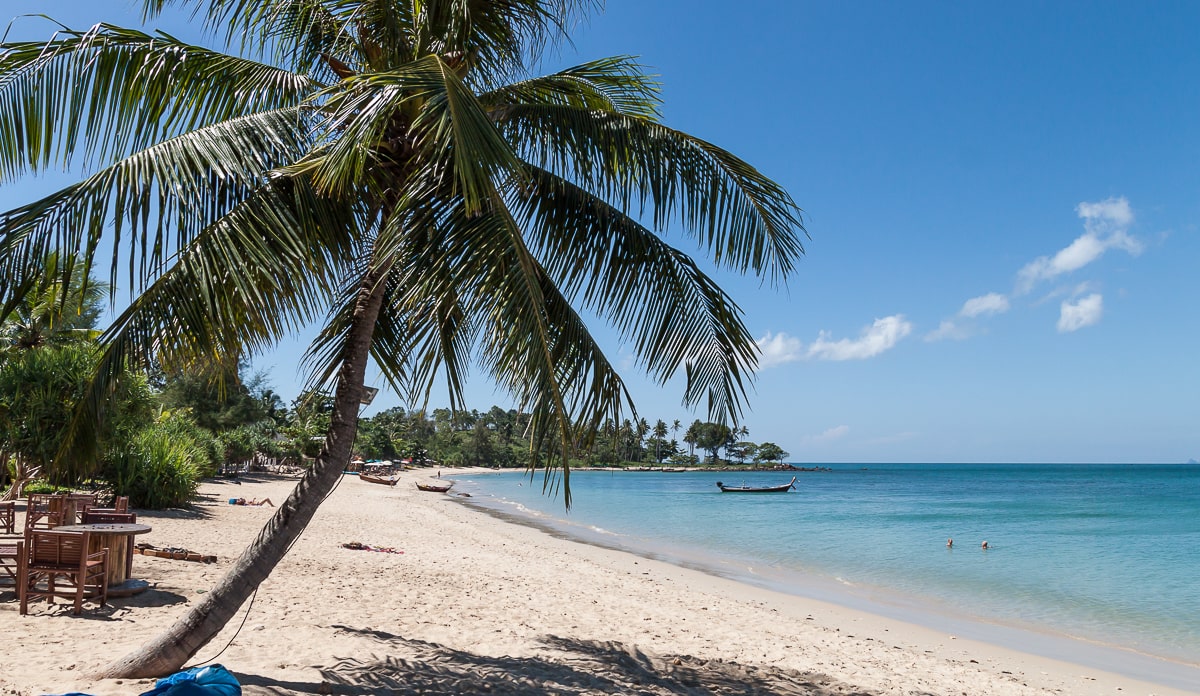 Die Relax Bay auf Ko Lanta mit Sandstrand und Palmen
