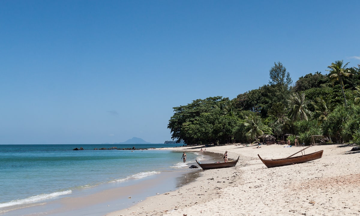 Palmen und türkisblaues Wasser am Relax Beach auf Ko Lanta