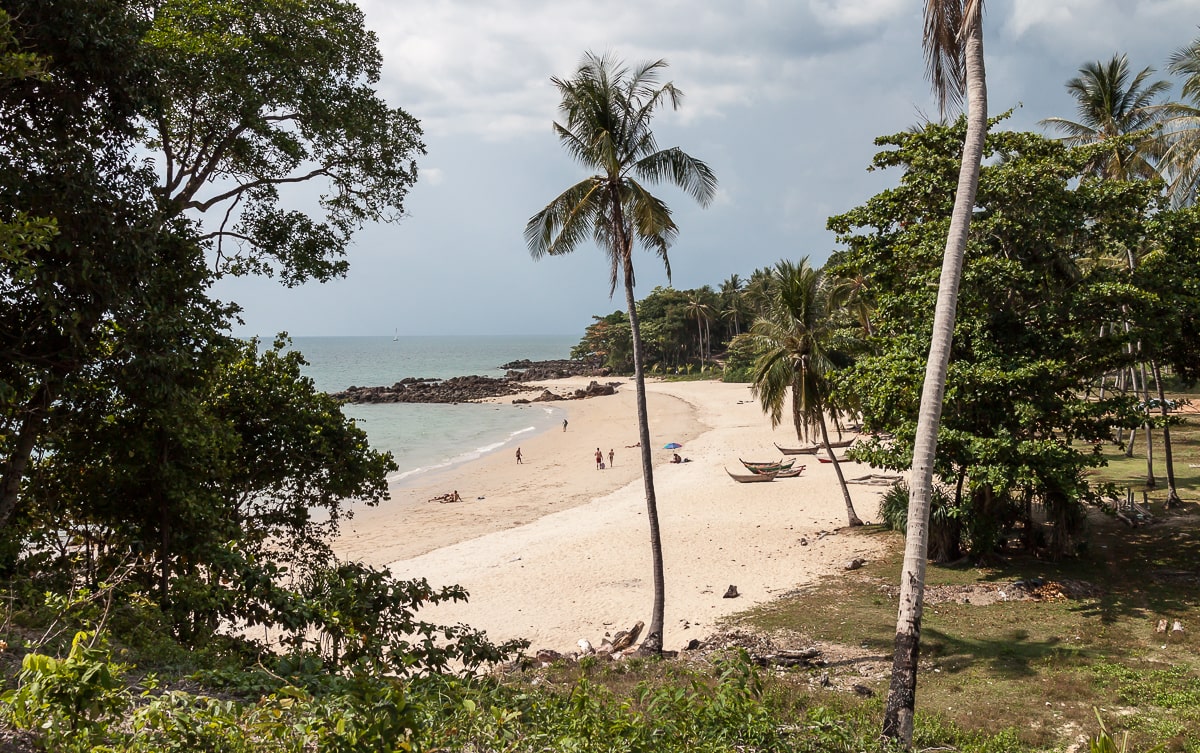 Secret Beach mit Palmen und Sandstrand von den Felsen aus gesehen