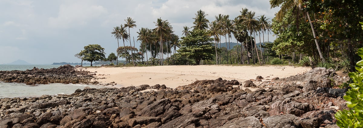 Riffe umlagern den Sandstrand auf Ko Lanta