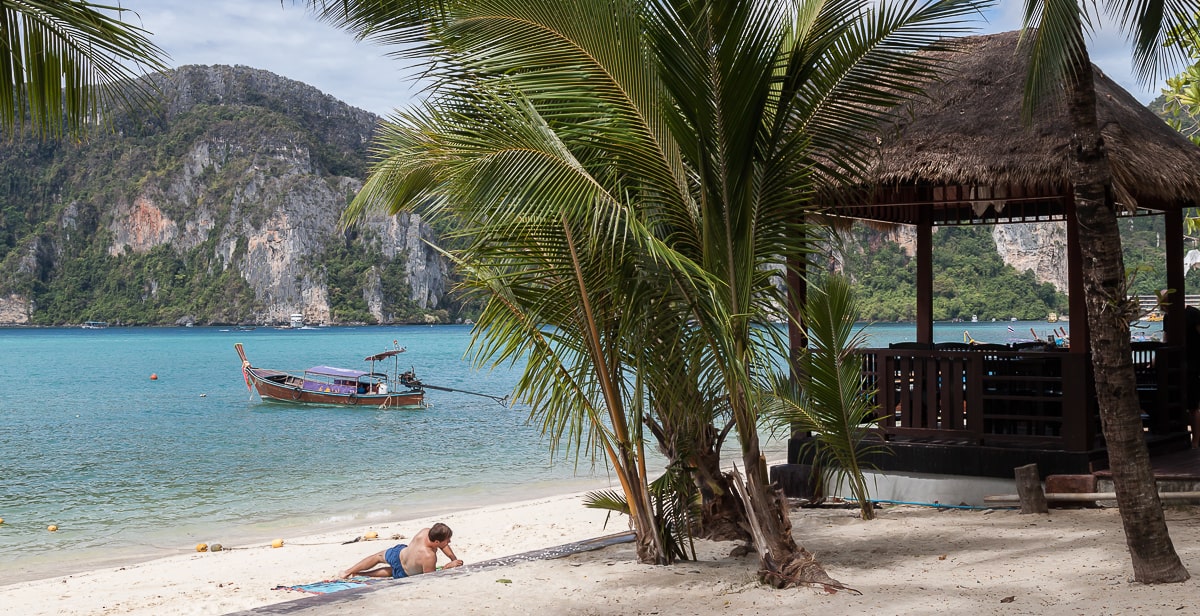 Sandstrand und Palmen auf Ko Phi Phi