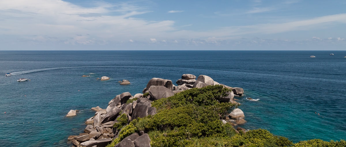 Granitfelsen mit der Andamanensee im Hintergrund